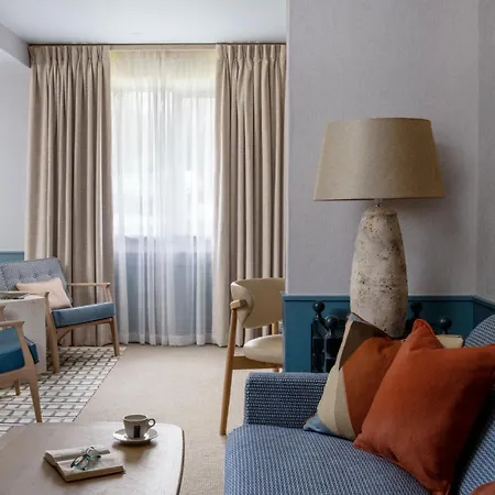 North Lakes And Hotel