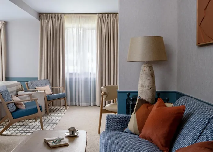 North Lakes And Hotel