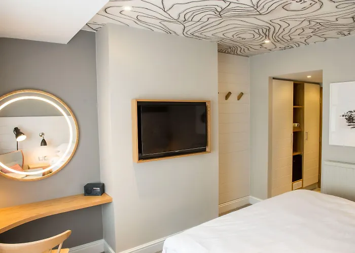 North Lakes And Hotel